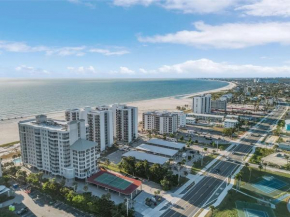 Gulffront Bliss: 3BR w/ Stunning Views & Pools